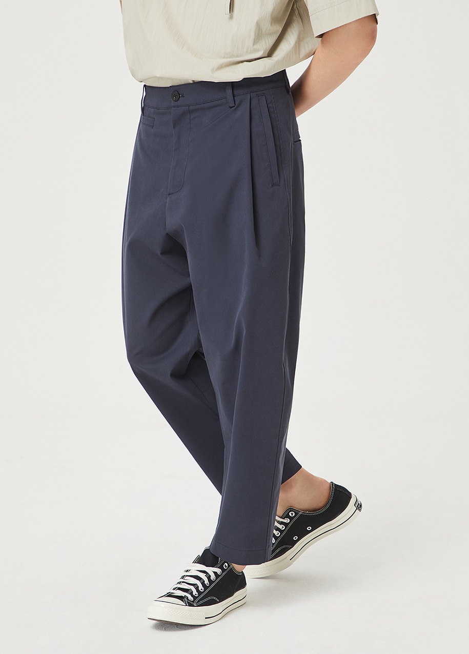 Side one tuck curved pants