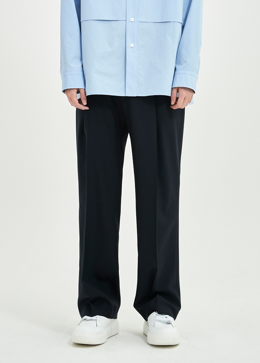 Man modified one-tuck semi-wide fit pants