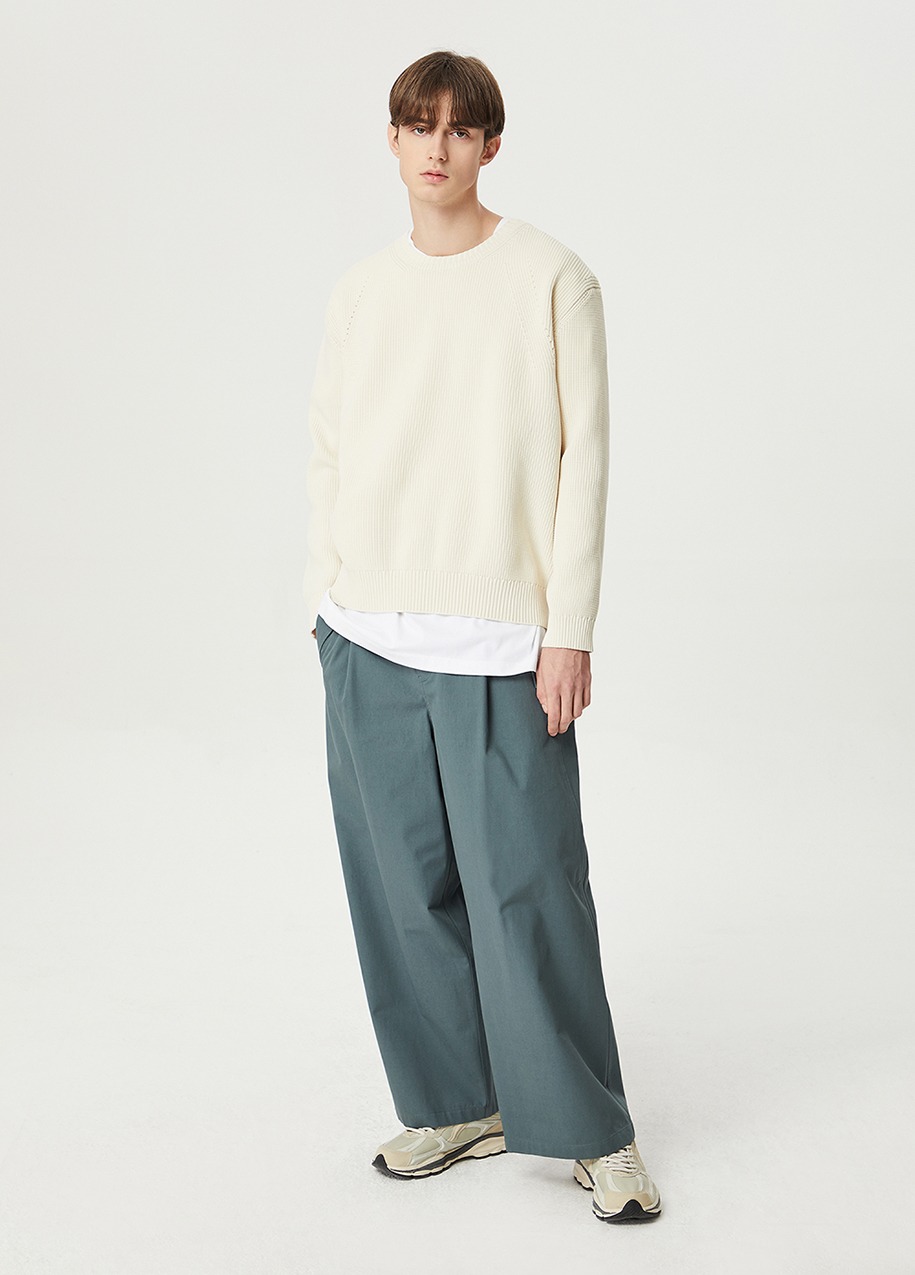 curved chin wide pants